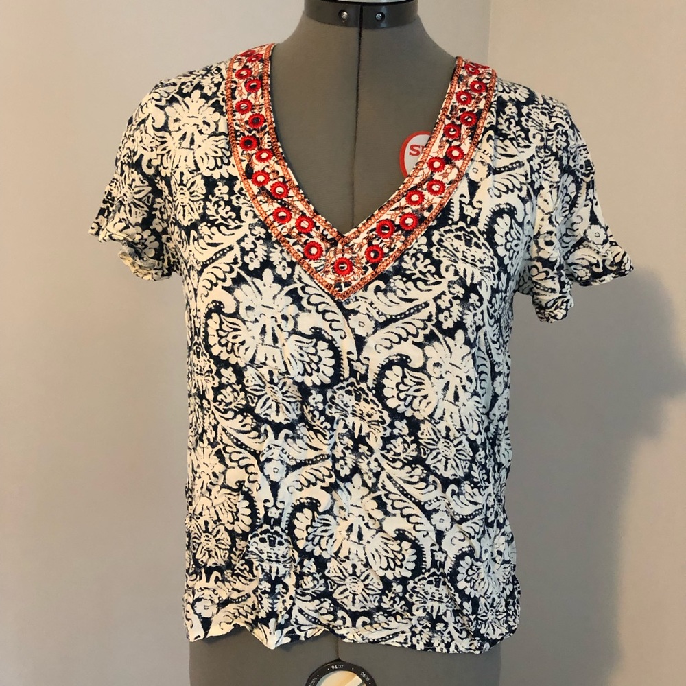 Buttons brand embroidered short sleeve top S